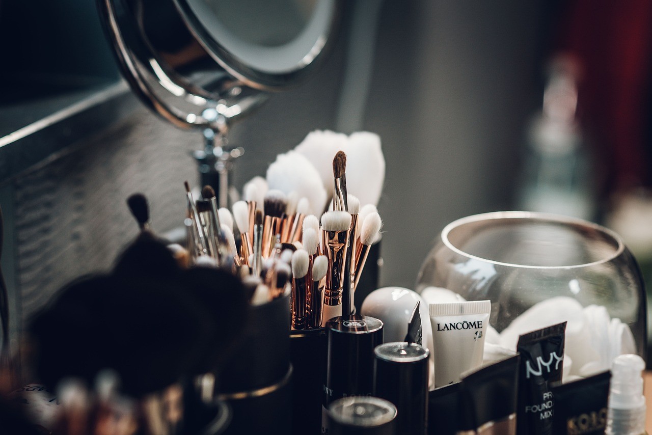 7 Travel Makeup Essentials for Every Trip