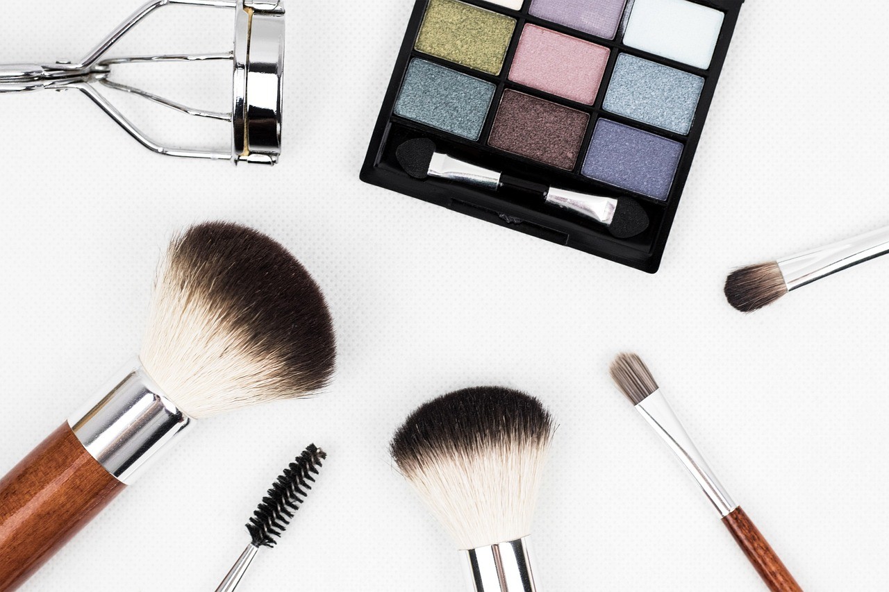 7 Travel Makeup Essentials for Every Trip